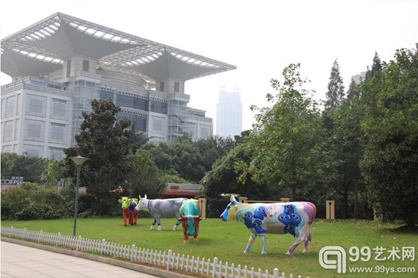 “奔牛国际公共艺术展（CowParade）”