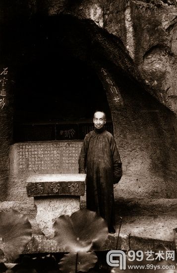 吴昌硕84岁在西泠印社锦带桥上留影