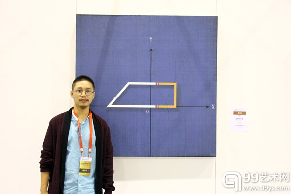展览现场参展艺术家与作品合影留念
