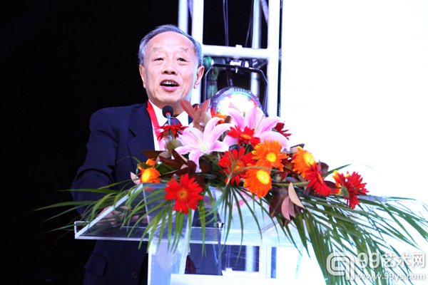 开幕式及颁奖典礼现场中国公共外交协会会长、原中国外交部部长李肇星致辞