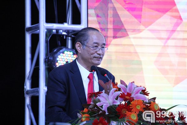开幕式及颁奖典礼现场利源集团创始人、南京国际美术展组委会执行主席严陆根致欢迎辞