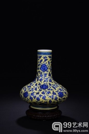 2.清雍正黄地青花缠枝花卉纹荸荠瓶，成交价360万美元