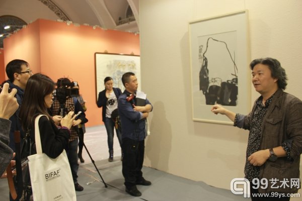 臻品展艺术总监余润德进行了精彩的媒体导览