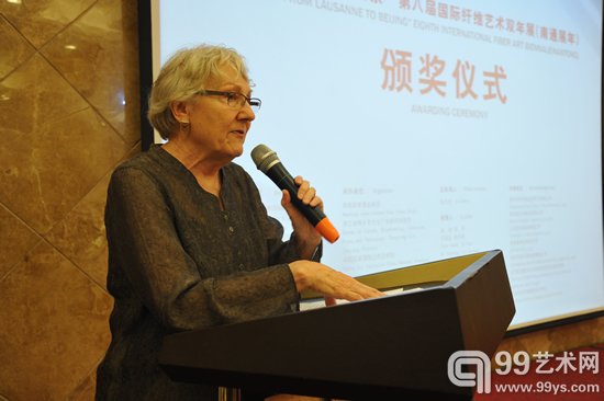 颁奖仪式:本届双年展评委会主席琼·舒尔茨(Joan Schulze)女士介绍评审情况