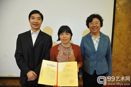 颁奖仪式:朱晋副市长、韩景阳教授为金奖获得者梁雪芳颁奖