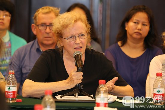 美国艺术家南希·科兹考斯基（Nancy Kozikowski ）发言