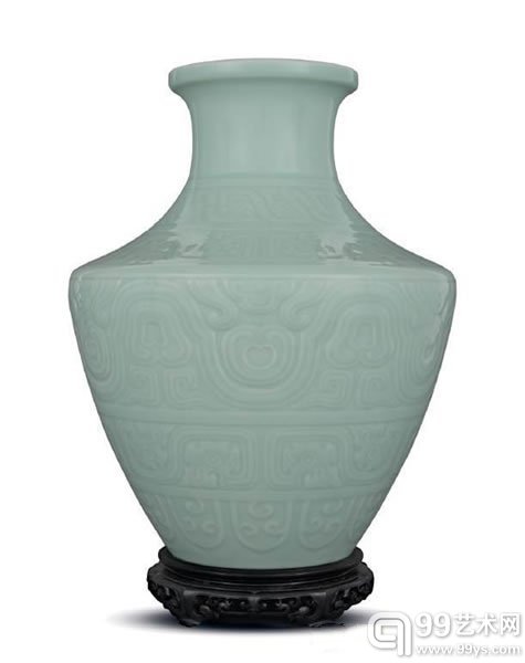 清乾隆粉青釉刻古铜器纹尊六字篆书款高14 7/8 英寸(38 公分)估价待询