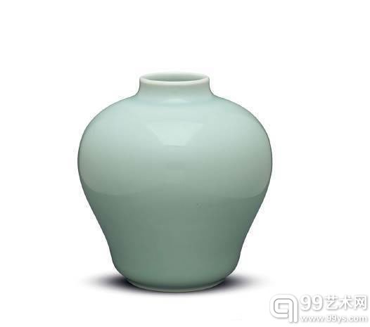清雍正粉青釉小罐双圈六字楷书款高5 英寸 (12.8公分)港币2,000,000-3,000,000美元250,000-375,000 