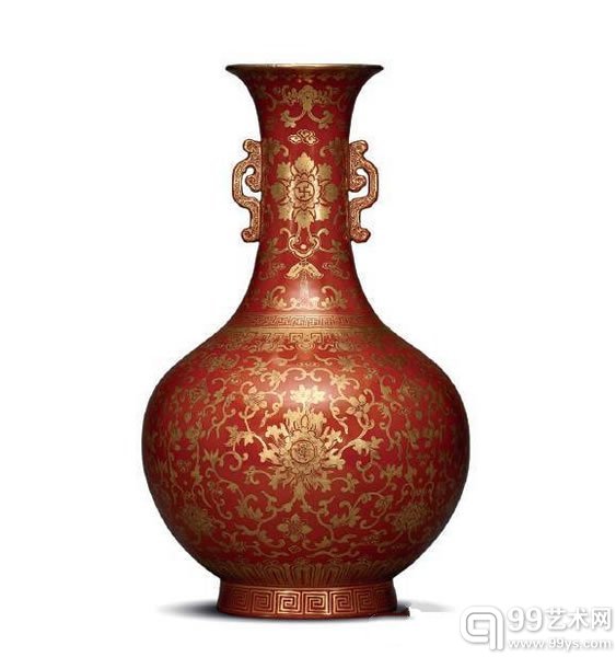 清咸丰珊瑚红地描金吉庆连年撇口瓶矾红六字楷书款高12 1/4 英寸(31.1 公分)港币1,500,000-2,800,000美元187,500-350,000 