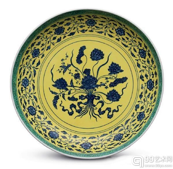 清雍正黄地青花一把莲纹盘双圈六字楷书款直径13 3/4 英寸 (35 公分)港币4,000,000-6,000,000美元500,000-750,000 