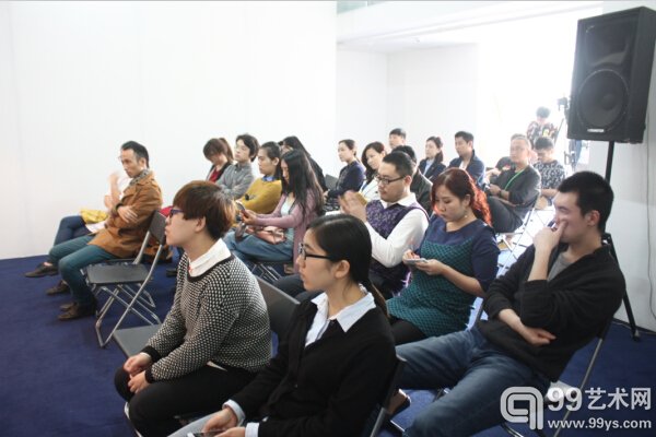 现场观众正在认真听讲并做笔记。