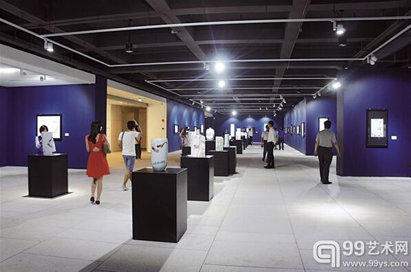龙美术馆浦东馆於6月15至18日替冷军举办瓷画个展。租借场地是其维持营收的方式之一。