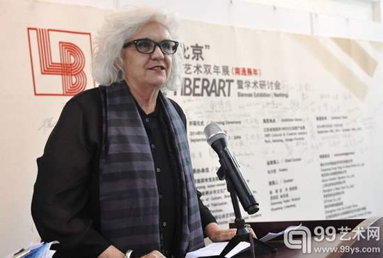 澳大利亚新南威尔士大学艺术系主任利兹·威廉姆斯教授作为艺术家代表致辞