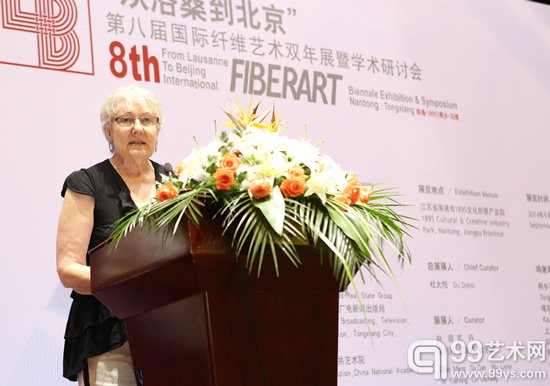 本届学术研讨会总主持人、美国著名诗人、艺术家琼·舒尔茨(Joan Schulze)女士致辞