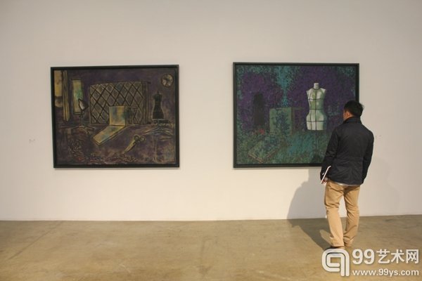 观众在欣赏毛旭辉作品