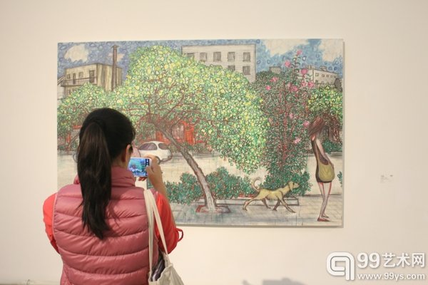 观众在欣赏毛旭辉作品