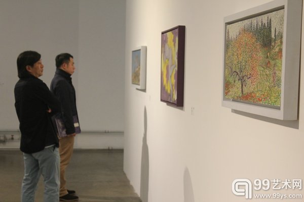 观众在欣赏毛旭辉作品