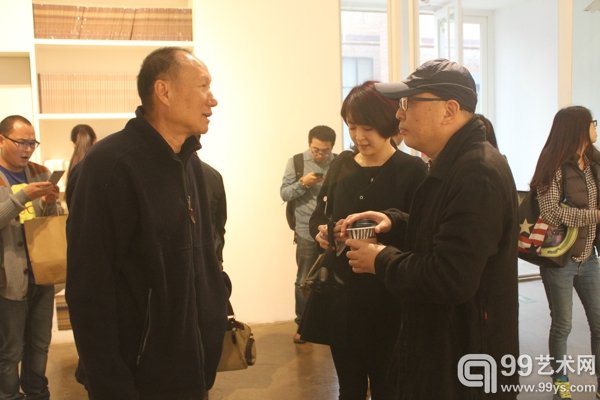 展览现场毛旭辉（左）与张晓刚