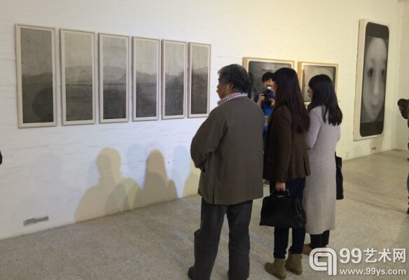 在东京画廊+BTAP（北京），观众正在欣赏展览作品