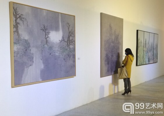 在东京画廊+BTAP（北京），观众正在欣赏展览作品。