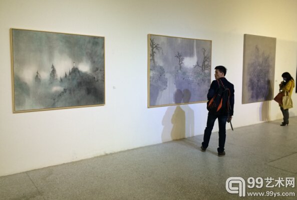 在东京画廊+BTAP（北京），观众正在欣赏展览作品。