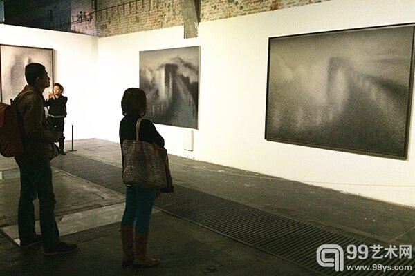 在798艺术工厂，观众正在欣赏展览作品。