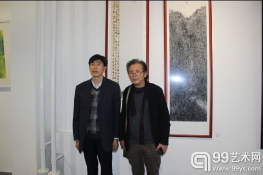 吉林松原市美协主席王洪宇在其作品前与张谧诠教授合影