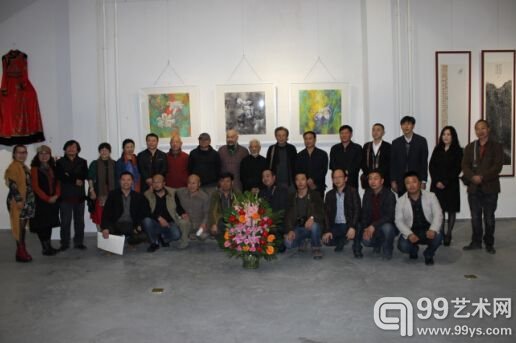 嘉宾与部分参展艺术家合影