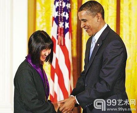 美国总统奥巴马给设计师林璎颁奖