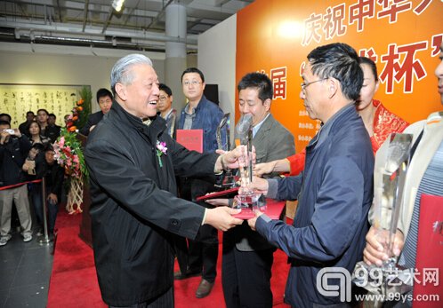 中国人民解放军军事科学院原副院长田书根中将向获得银奖的作者颁奖