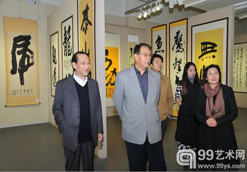 中国榜书家协会名誉主席彭晓冬、常务副主席苗小龙陪同国防大学原副政委,中国榜书家协会顾问 谭乃达中将参观展览