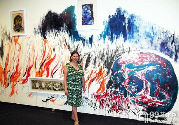 Barbara Pollack在年轻艺术家孙逊作品前，圣彼得堡艺术博物馆