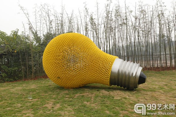 巫国源《发光的梦想》不锈钢和钢管300×300×500cm2014年