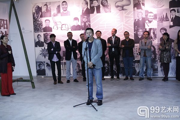 成都商报艺术投资总监王奇先生宣布展览开幕