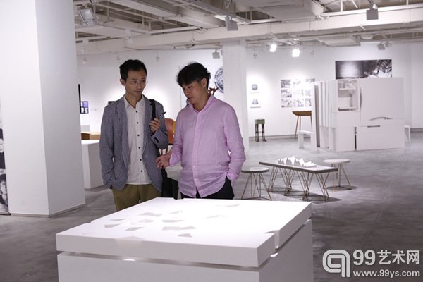 策展人陈展辉接受成都商报记者采访