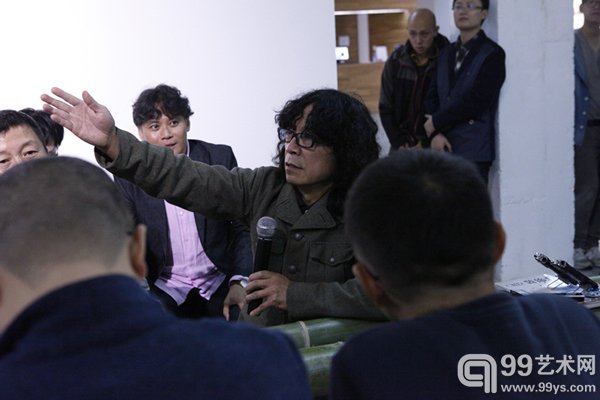 艺术家何工