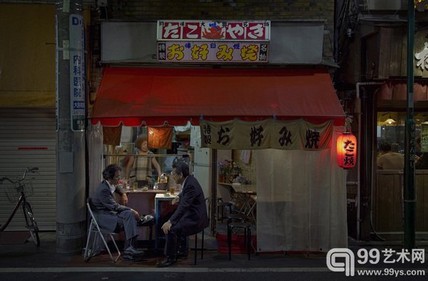 凌晨1点,日本东京街头,两名商人在一家餐馆聊天。图为克里斯·钟克德的另外一幅作品“深夜的晚餐”。