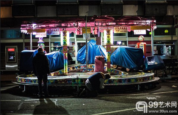 凌晨2点,两名男子试图修理游乐设施。图为摄影师Gabriel Lamour的作品“Fun Fair Goes to Bed”。
