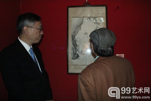 新闻发布会现场嘉宾欣赏拍品