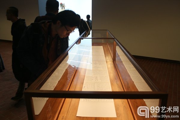 观众在欣赏作品《桃花源记》