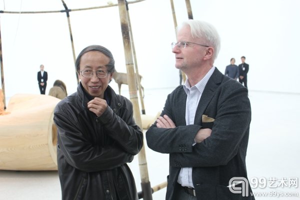 艺术家黄永砅在展览现场