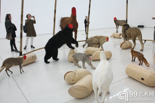 马戏团展览现场无头兽