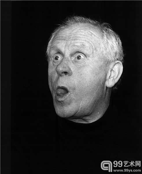 Karl Gerhart Gert Fröbe 杰特•弗罗比 1913年2月25日生于德国上普朗尼茨(今茨维考-普朗尼茨,1988年9月5日在慕尼黑逝世)是一位德国演员。弗罗比算得上20世纪德国最重要扮演突出性格的演员之一。他参与了多部国际合作的电影拍摄。1958年他在经典犯罪剧《光天化日之下》中扮演的儿童谋杀犯角色以及1964年在詹姆斯•邦德电影《金手指》中扮演的同名坏蛋金手指奥瑞克使他一举成名。
