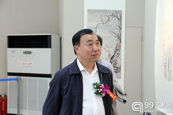 中共安徽省委宣传部副部长、省广播电影电视局局长车敦安在现场观看作品