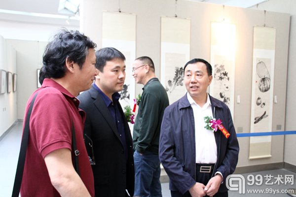 中共安徽省委宣传部副部长、省广播电影电视局局长车敦安在现场观看作品