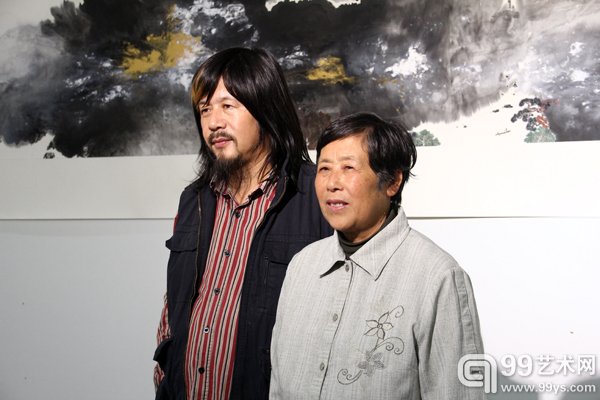 艺术家李晓轩与其母亲合影留念