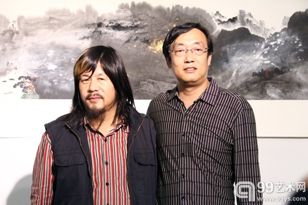 艺术家李晓轩（左）与好友合影留念
