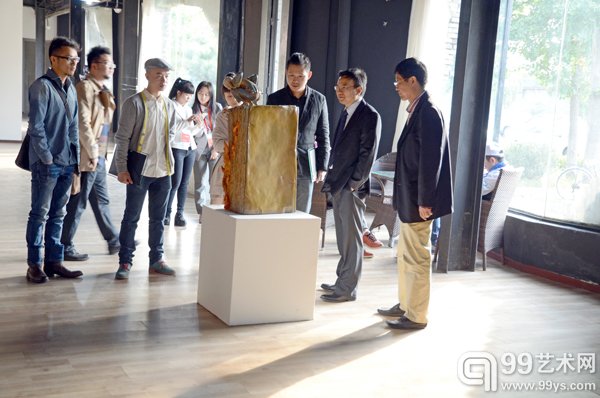 艺术家胡柯与著名批评家、策展人彭锋先生交流作品