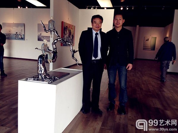 艺术家胡柯与著名批评家、策展人合影