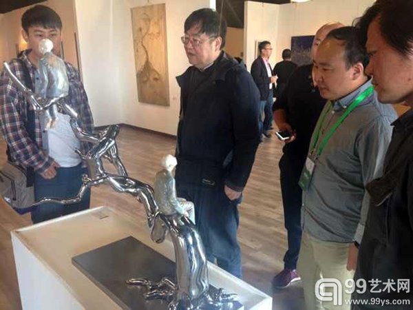 国际艺术基金管理中心主任韩子勇先生观看胡柯作品